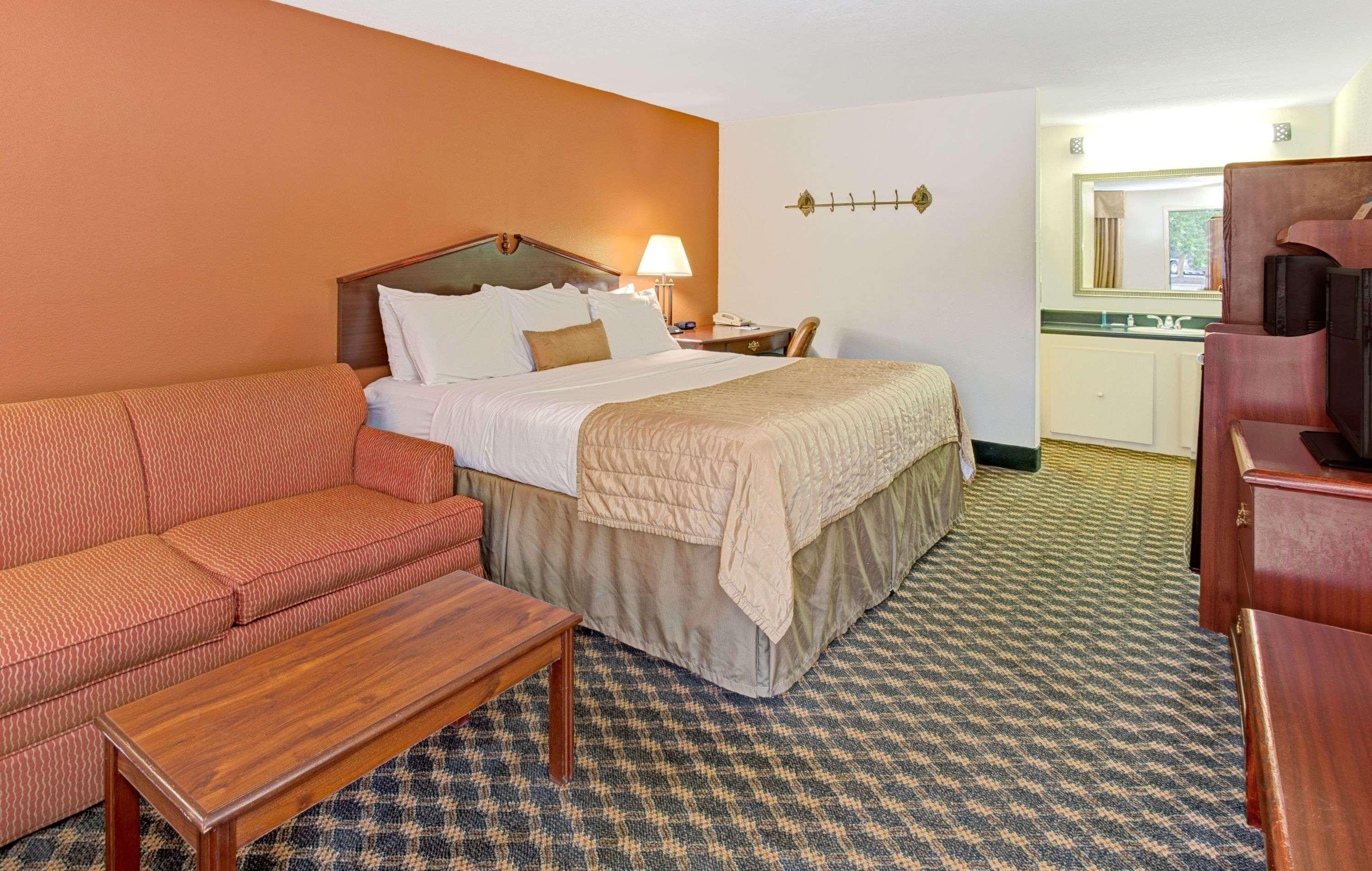 Baymont By Wyndham Murfreesboro Exterior photo